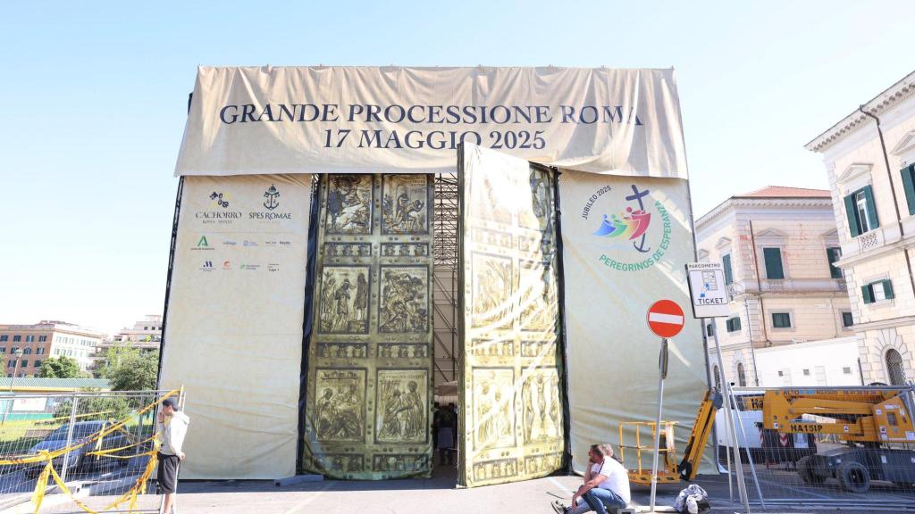 El 'tinglao' desde el que saldrá la Esperanza de Málaga.