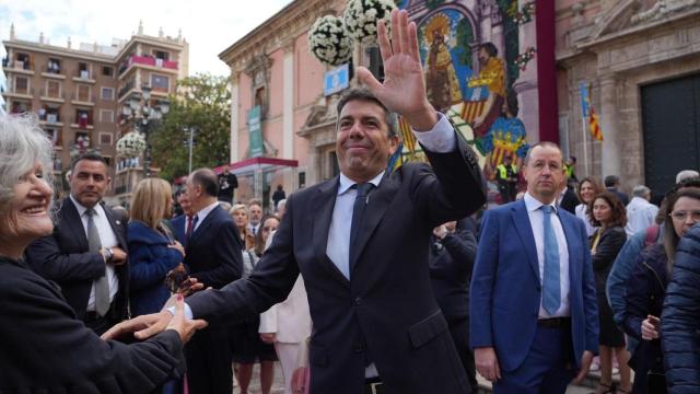 Carlos Mazón, en la plaza de la Virgen este domingo. Eduardo Manzana / Europa Press