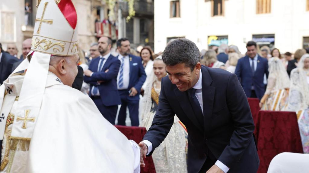 Mazón saluda al arzobispo de Valencia. EFE / Ana Escobar