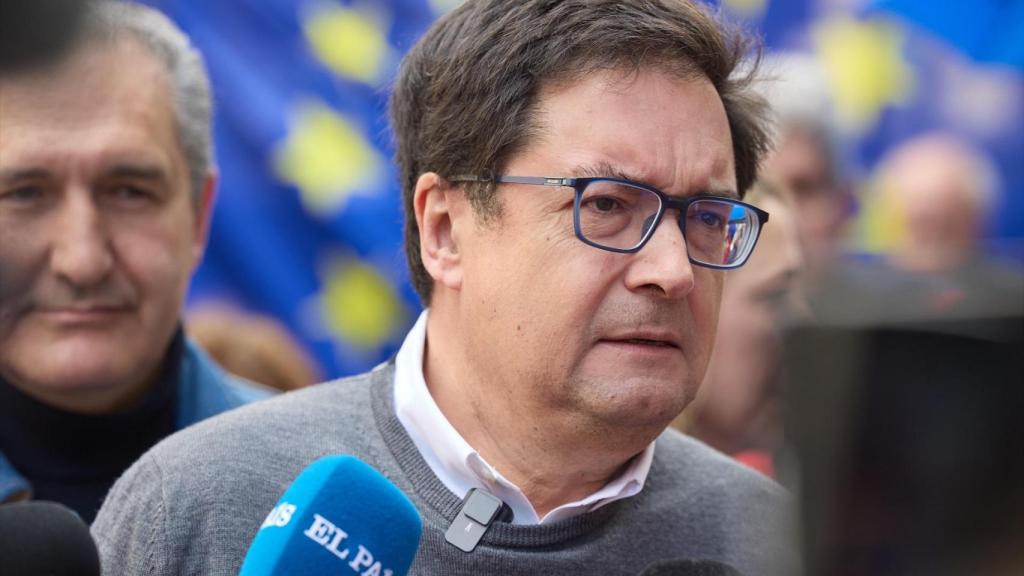 El ministro de Transformación Digital, Óscar López, este sábado en la manifestación en ·Defensa de Europa que se celebra en la plaza Callao de Madrid.