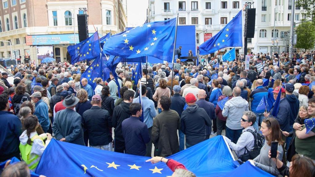 Mil personas se reúnen en la plaza de Callao (Madrid) para defender los valores de Europa.