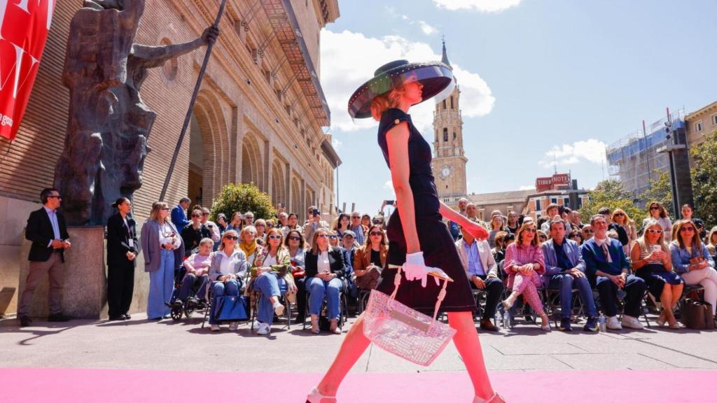 Una modelo durante el desfile celebrado este domingo en la plaza del Pilar.