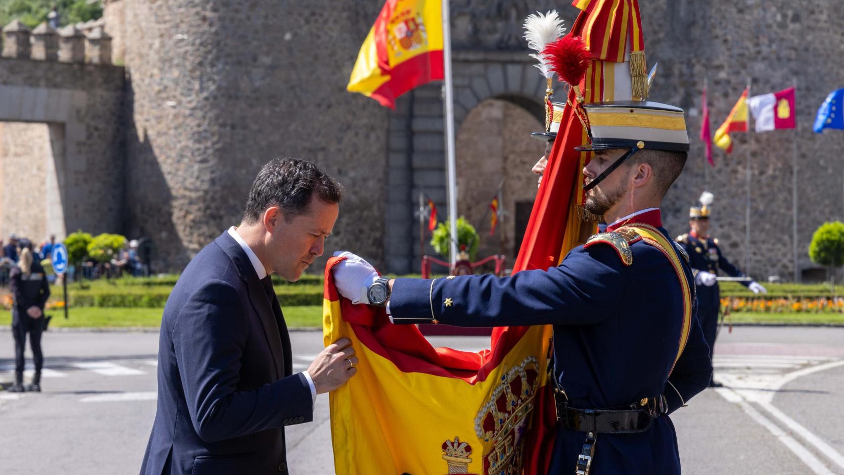 300 toledanos juran lealtad a España para despedir a la Guardia Real en la Puerta de Bisagra