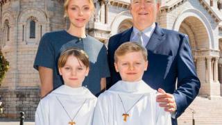 Alberto y Charlène de Mónaco junto a sus hijos, Jacques y Gabriella, en su Primera Comunión.