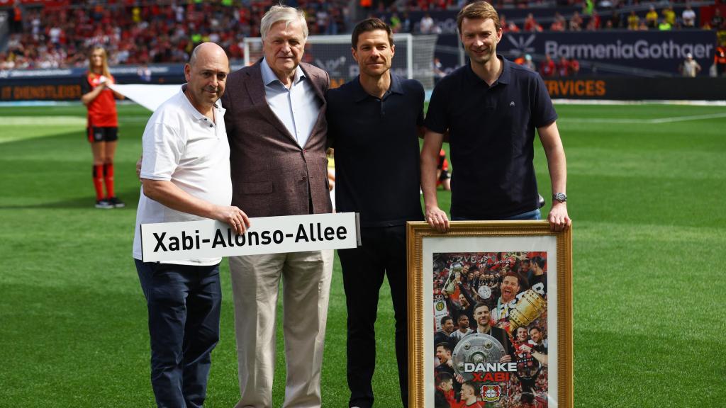 Xabi Alonso, homenajeado en su último partido en el Bay Arena con el Leverkusen.