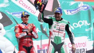 Johann Zarco celebra su victoria en el GP de Francia, en presencia de Marc Márquez, en Le Mans.