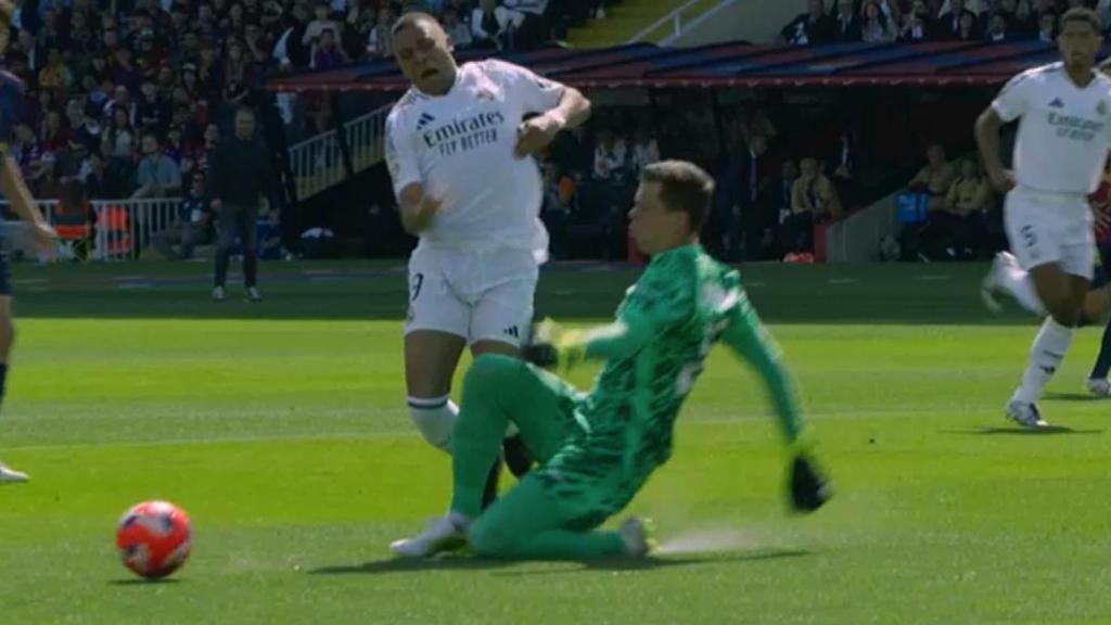 El delantero del Real Madrid, Kylian Mbappé, es derribado por el Szczęsny.