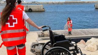 Miembros de Cruz Roja, en labores de rescate de pateras en las costas de Alicante. Cruz Roja