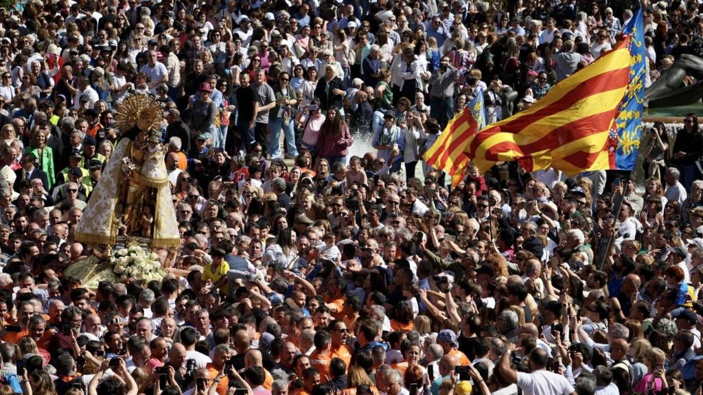 Miles de valencianos arropan a la Mare de Déu en el Traslado. Eduardo Manzana / Europa Press