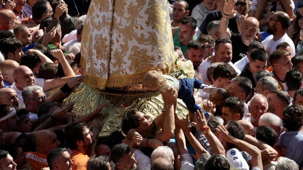Un niño en volandas durante el Traslado de la Virgen. Eduardo Manzana / Europa Press