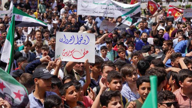 Manifestantes protestan contra los ataques israelíes en Siria , en Hama, el pasado 4 de mayo.