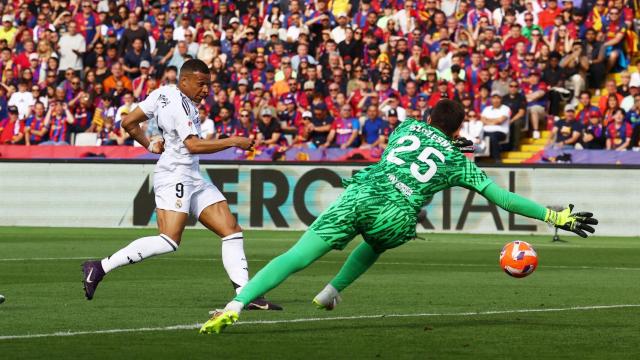 Kylian Mbappé anota el tercero ante Wojciech Szczęsny