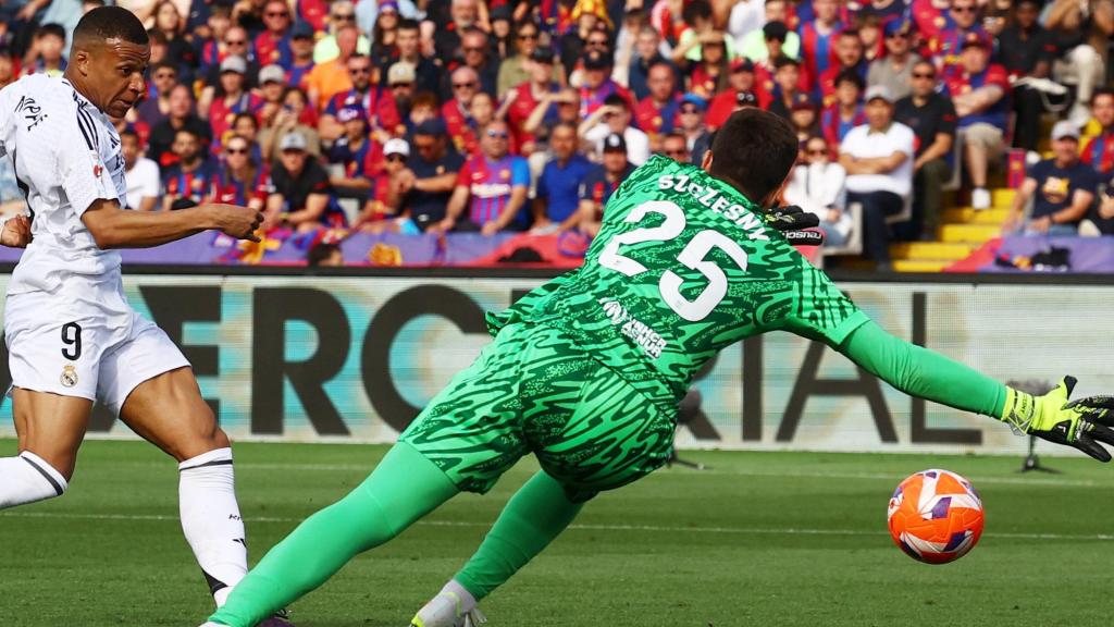 Kylian Mbappé anota el tercero ante Wojciech Szczęsny