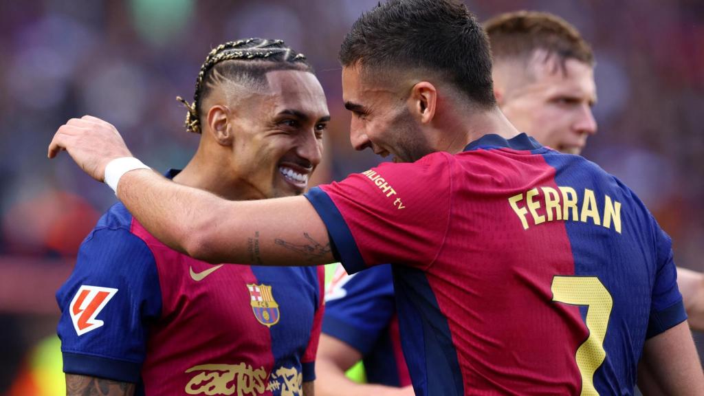 Raphinha y Ferran celebran un gol contra el Madrid.