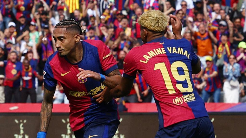 Raphinha y Yamal celebran un gol durante El Clásico