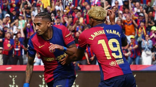 Raphinha y Yamal celebran un gol durante El Clásico