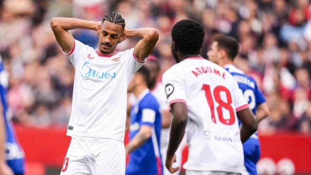 Sow se lamenta durante una acción contra el Sevilla.