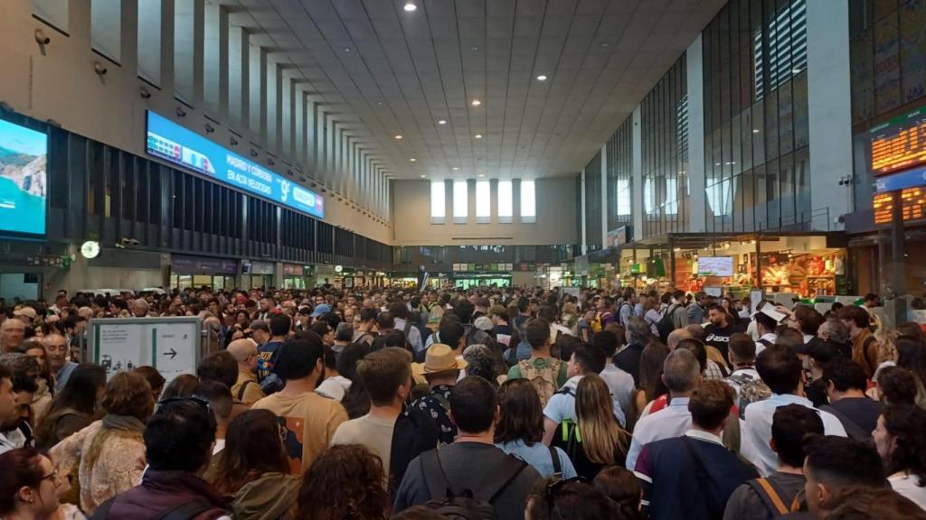 Pasajeros esperando en la estación Santa Justa de Sevilla por los retrasos en AVE Madrid-Sevilla.