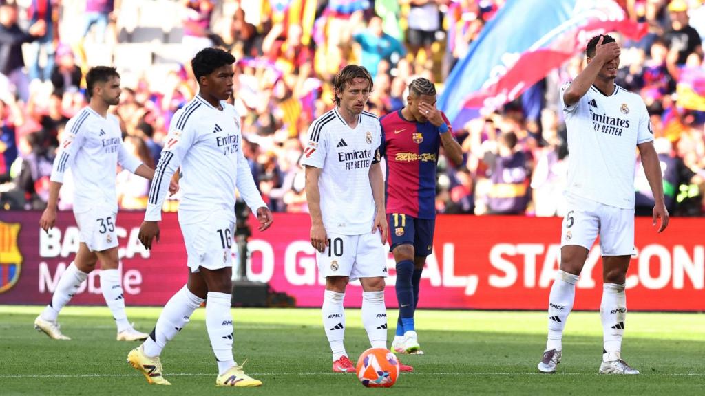 Los jugadores del Real Madrid se lamentan tras la derrota ante el Barça.