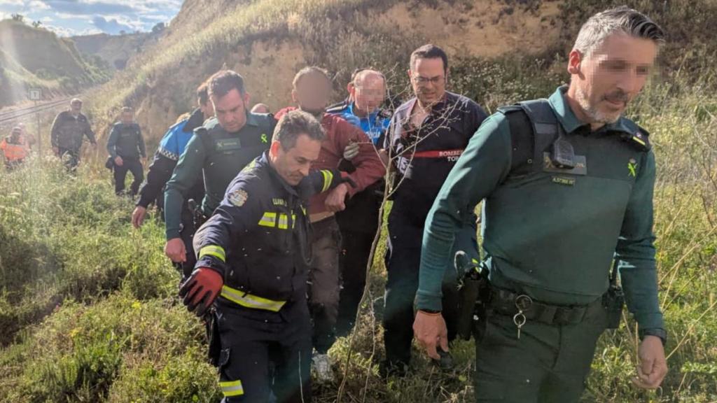 Efectivos de la Guardia Civil, Bomberos y Policia Local tras localizar con vida a José Luis Domínguez Álvarez