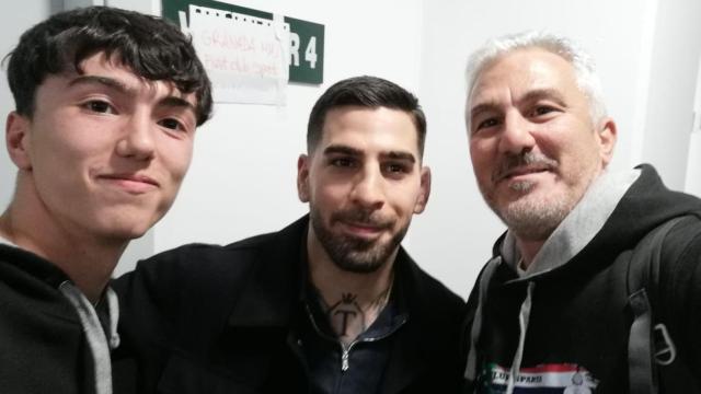 Juan, en su debut en 2024, junto a Ilia Topuria, y su padre.