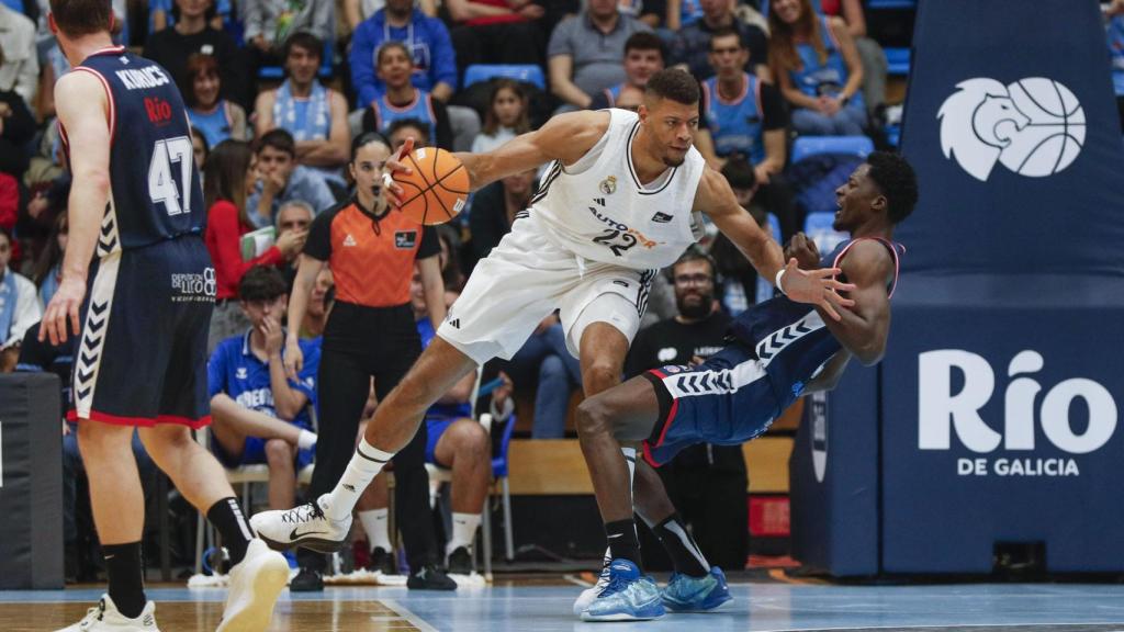 Tavares en una acción del partido con Touré.