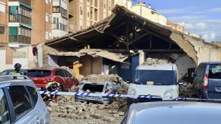Se derrumba parte de una vivienda y un corral a la altura de la calle San Antonio, en la capital palentina, y daña varios vehículos estacionados en la vía pública.