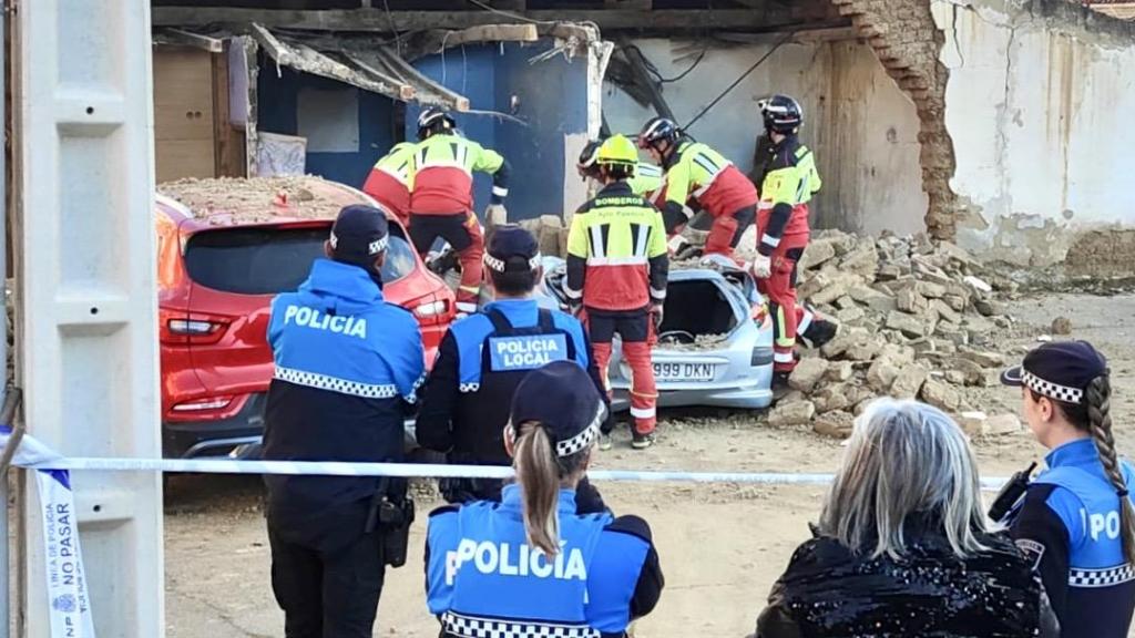 Se derrumba parte de una vivienda y un corral a la altura de la calle San Antonio, en la capital palentina, y daña varios vehículos estacionados en la vía pública.
