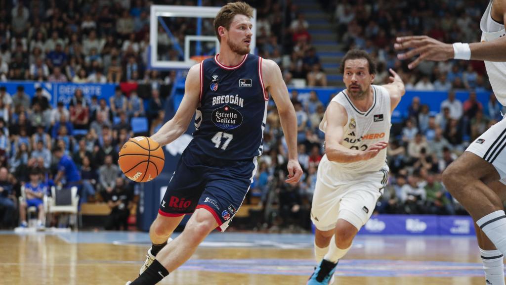 Kurucs conduce el balón en el partido ante el Real Madrid.