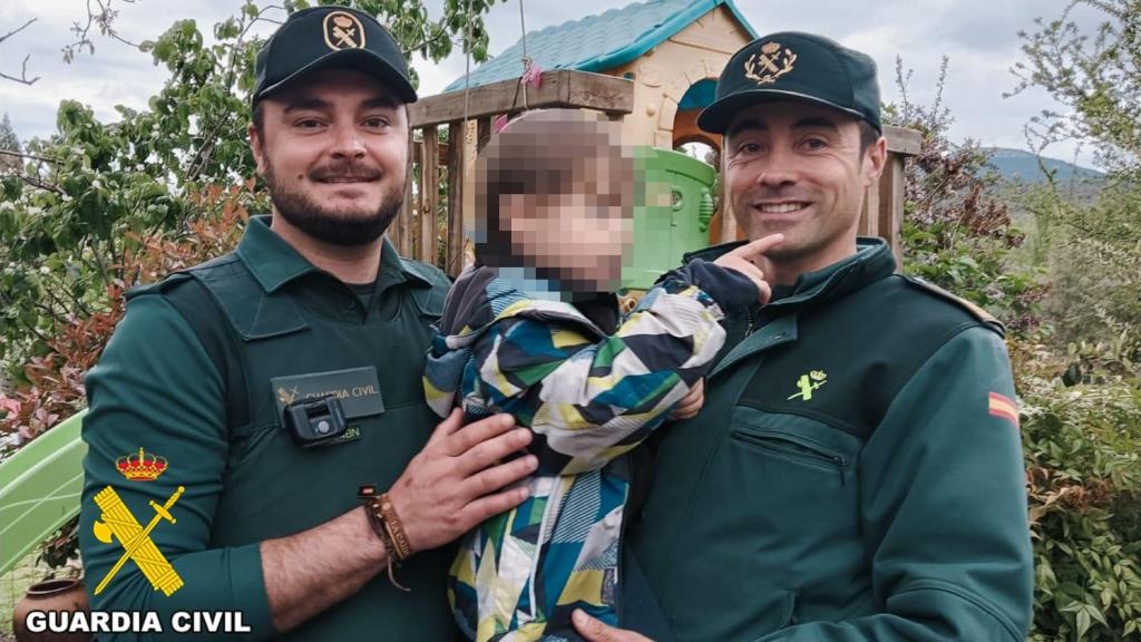 Agentes de la Guardia Civil durante el operativo en Covarrubias