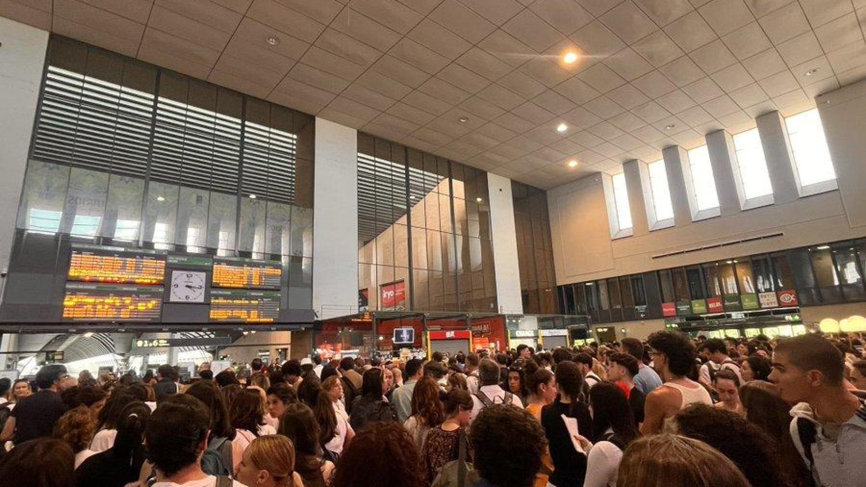 Pasajeros en la estación de Santa Justa (Sevilla), afectados por el retraso en las líneas del AVE.