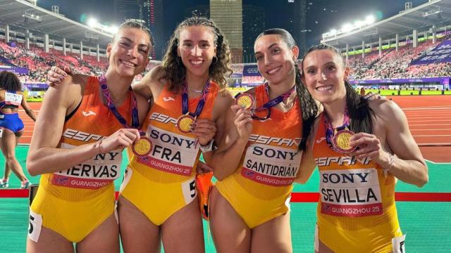 Blanca Hervás, Daniela Fram Eva Santidrián y Paula Sevilla celebran la victoria en el Mundial de Guangzhou.