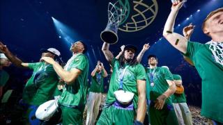 Los jugadores del Unicaja celebran el título.