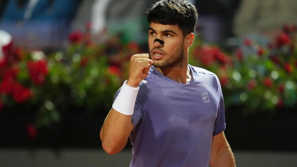 Carlos Alcaraz celebra un punto ante Djere.