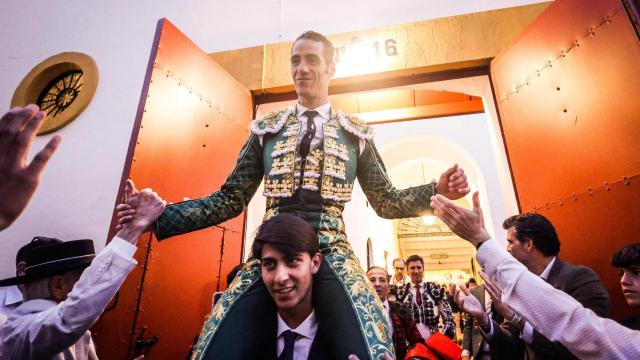 Pepe Moral sale por la Puerta Grande de Sevilla.