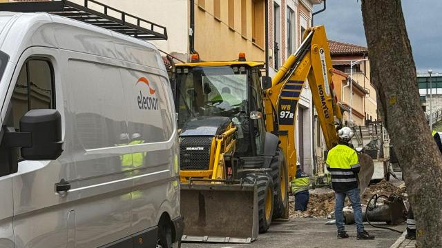 Operarios trabajando en la calle María del Salto de Segovia tras detectar la fuga de gas