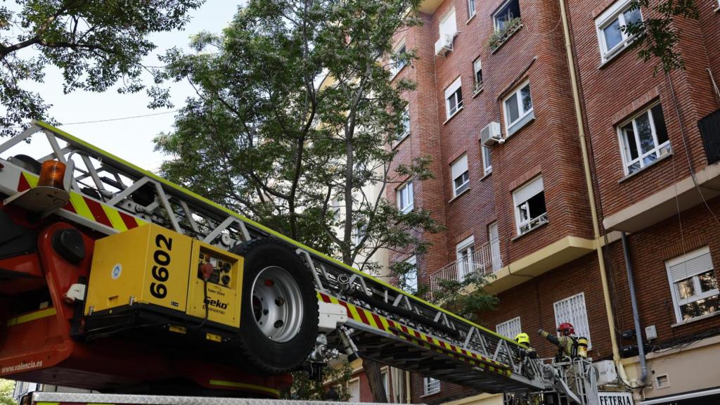Los bomberos, en el edificio incendiado de Valencia. EFE / Ana Escobar