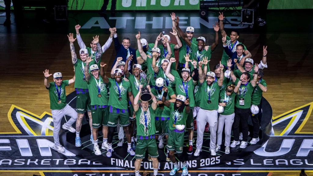 Alberto Díaz levanta el trofeo de la BCL