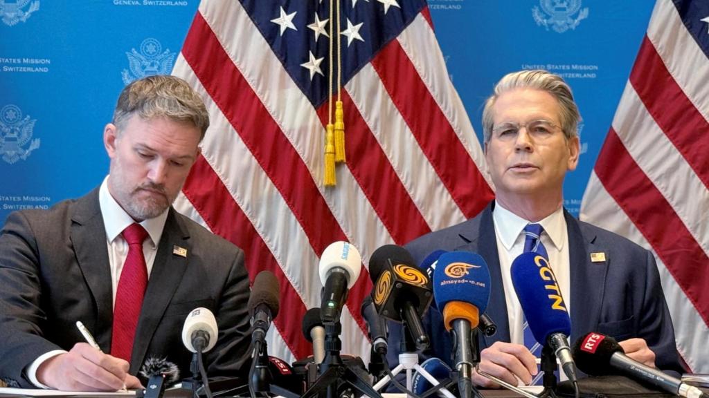 El secretario del Tesoro de Estados Unidos, Scott Bessent, y el representante comercial de Estados Unidos, Jamieson Greer, dan una rueda de prensa tras el encuentro con representantes comerciales de China.