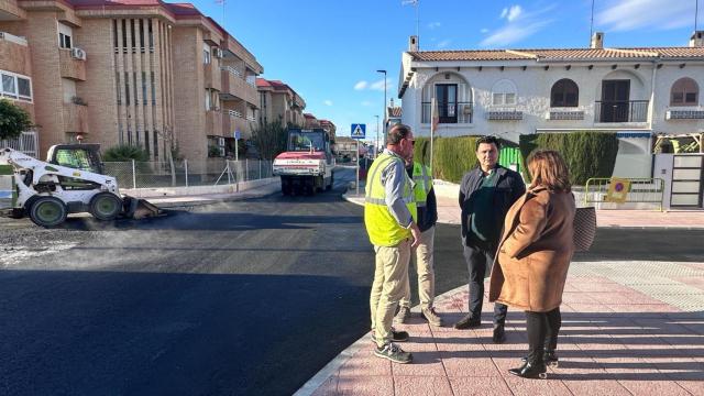 Una foto de archivo del alcalde de San Javier, José Miguel Luengo (c), asistiendo a la finalización del asfaltado de una calle del municipio.