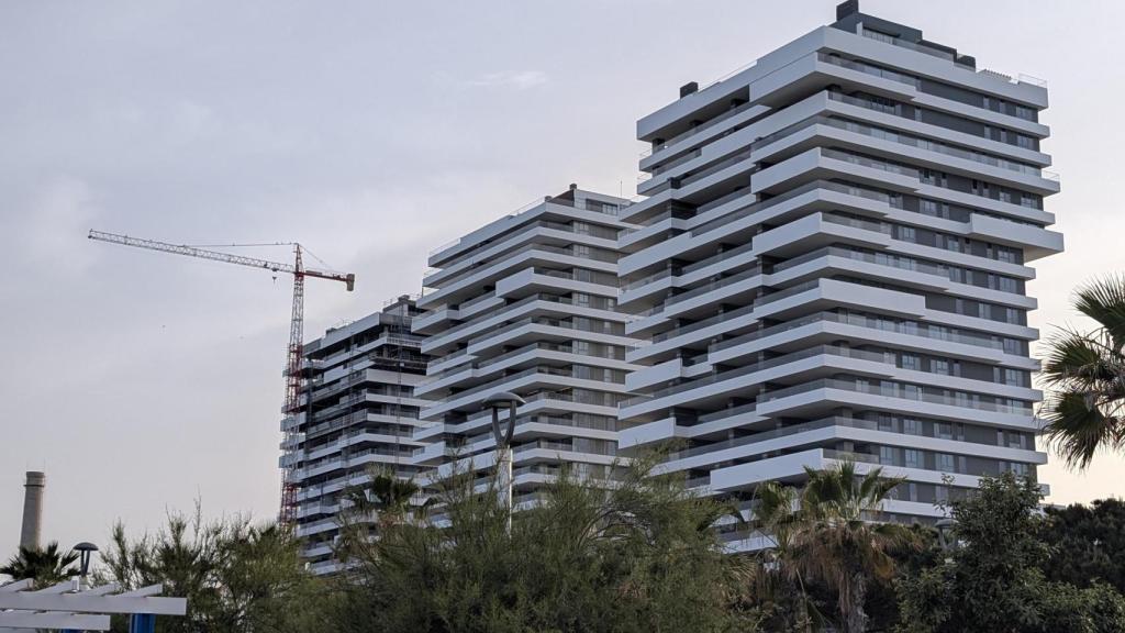 Imagen de las torres del litoral oeste de Málaga capital.