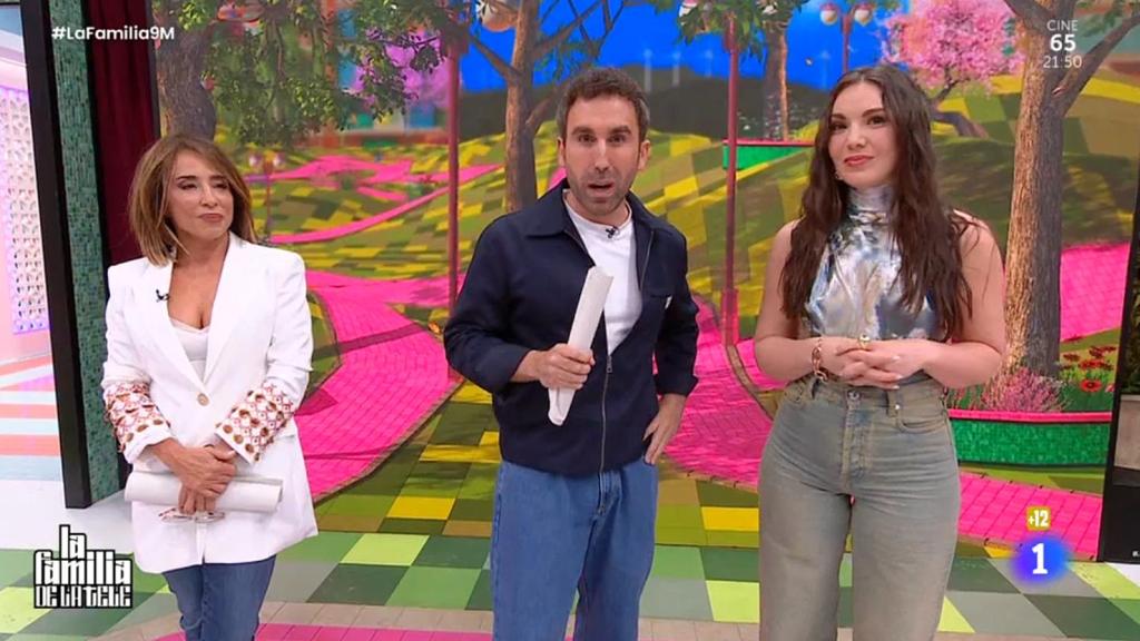 María Patiño, Aitor Albizua e Inés Hernand, presentando 'La familia de la tele'.
