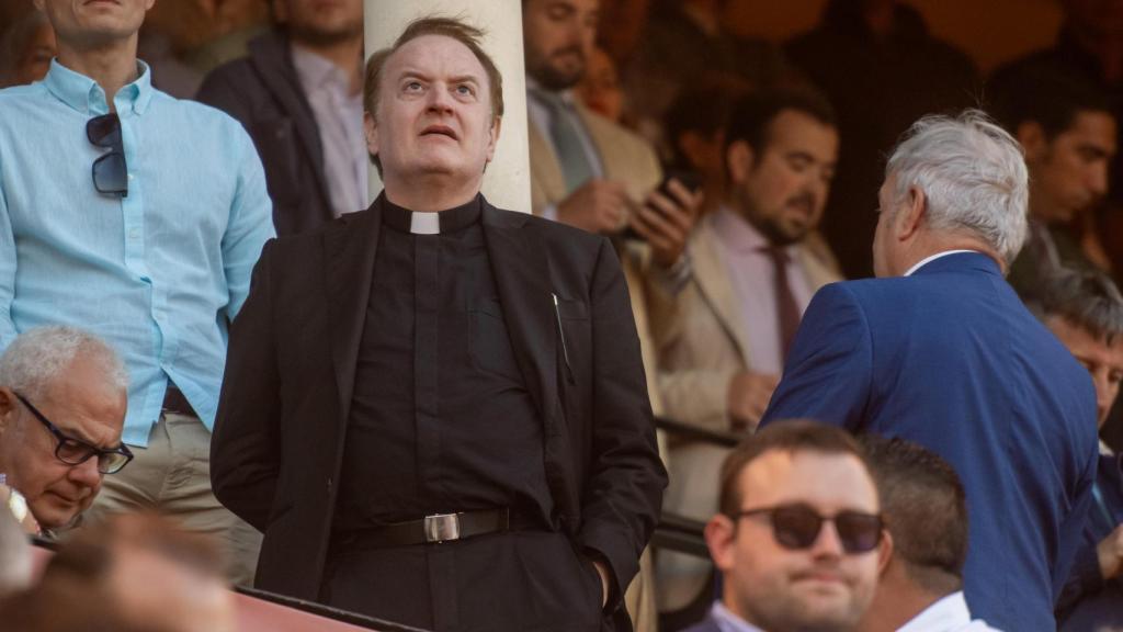 El Padre Apeles disfrutando de los toros.