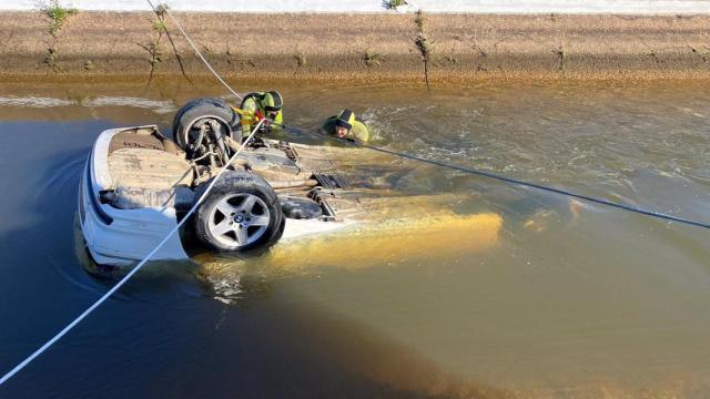 Un vehículo hundido en un canal de Cartaya.