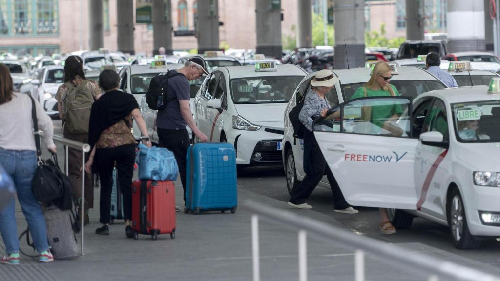 Varias personas con maletas esperan un taxi en la estación de Atocha-Almudena, imagen de archivo. Europa Press / Alberto Ortega