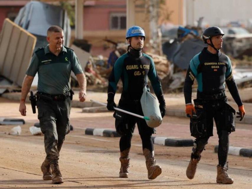 Agentes del Grupo Especial de Actividades Subacuáticas (GEAS) de la Guardia Civil, en la dana.