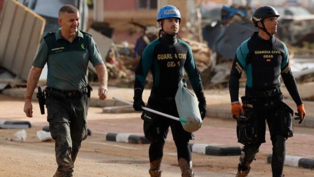 Miembros de los Grupos de Especialistas en Actividades Subacuáticas (GEAS) de la Guardia Civil durante la DANA.