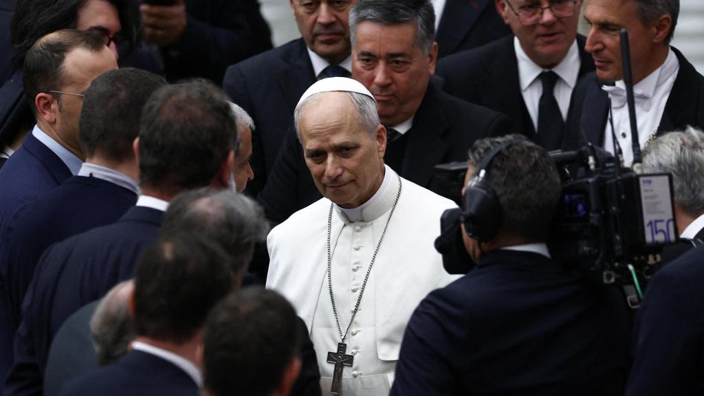 El papa León XIV este lunes en su reunión con los periodistas en El Vaticano.