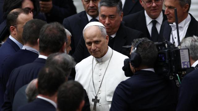 El papa León XIV este lunes en su reunión con los periodistas en El Vaticano.