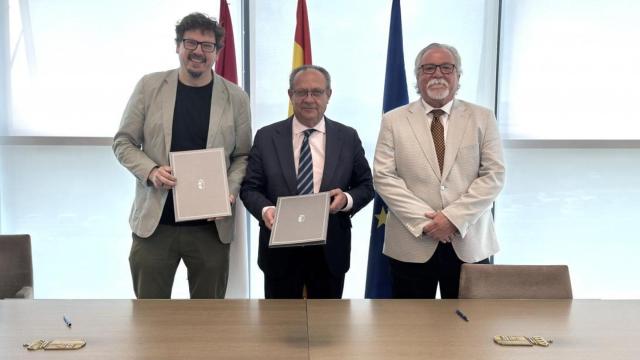 Firma del convenio. Foto: JCCM.